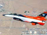 Le Chasseur X-62A VISTA volant au-dessus de la base Edwards