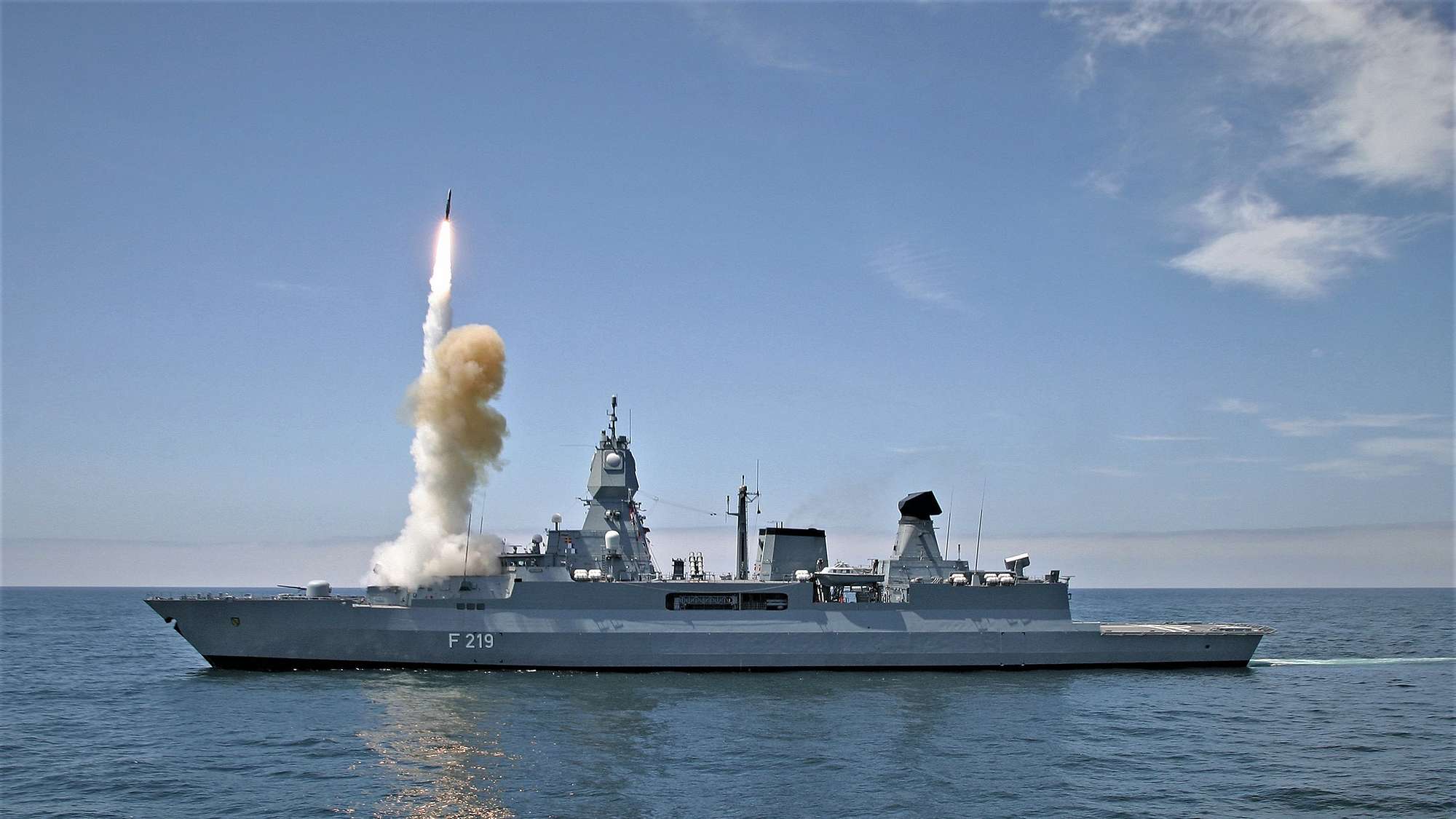 Fregate tirant un missile