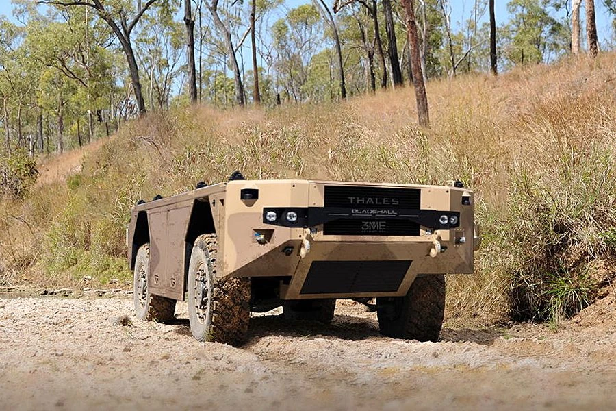 Véhicule terrestre sans équipage BladeHAUL sur une piste