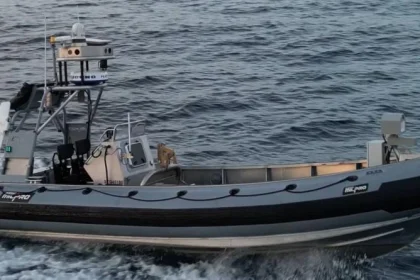 Semi-rigide NEMEZIS de SeaOwl équipé de capteurs, en navigation