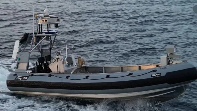 Semi-rigide NEMEZIS de SeaOwl équipé de capteurs, en navigation